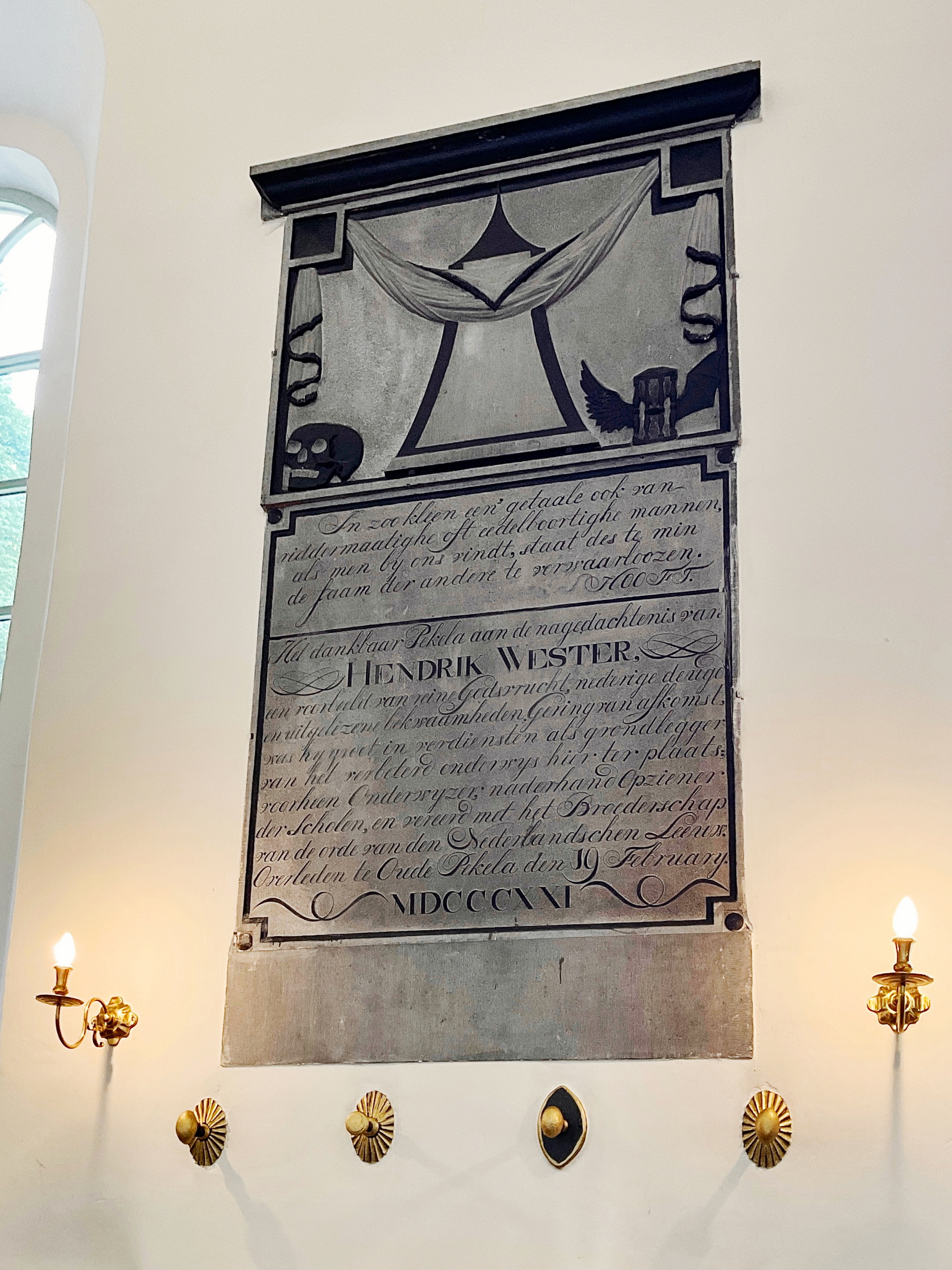 Gedenksteen in de kerk voor de onderwijshervormer Hendrik Wester. Foto: ©Jur Kuipers, 2023.